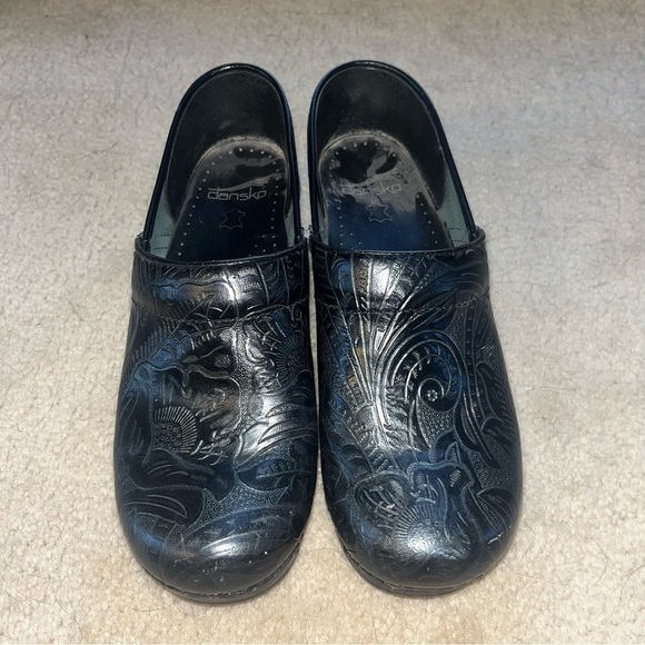 Dansko Black Etched Clogs Size EU 39 US 8.5-9 - Picture 1 of 11